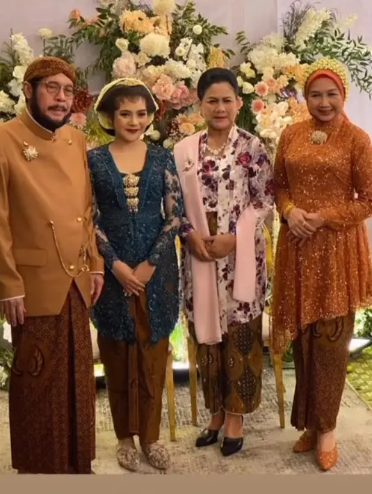 <p>Diketahui, Idayati merupakan ibu tiri dari Sheila Anwar setelah sang ayah menikah kembali dengan adik perempuan Presiden Jokowi tersebut, pada Maret 2022. [@bigsonalandro]</p>