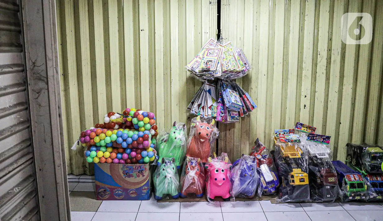 Suasana lapak di Pasar Gembrong Baru, Cipinang, Jakarta, Jumat (25/9/2020). Para pedagang mengatakan akibat pandemi covid-19 ini omzetnya turun hingga 80 persen, mereka pun berharap masih diperbolehkan berjualan meski PSBB Jakarta kembali diperpanjang. (Liputan6.com/Faizal Fanani)