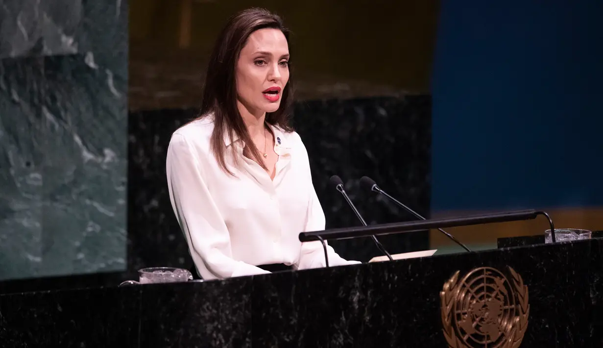 Aktris yang juga Utusan Khusus UNHCR Angelina Jolie berpidato pada  pertemuan tingkat Menteri Pemeliharaan Perdamaian PBB di Gedung PBB, New York, (29/3). Angelina Jolie juga mendorong perempuan dilibatkan dalam upaya mencapai perdamaian Afghanistan. (Timoti A. Clary / AFP)