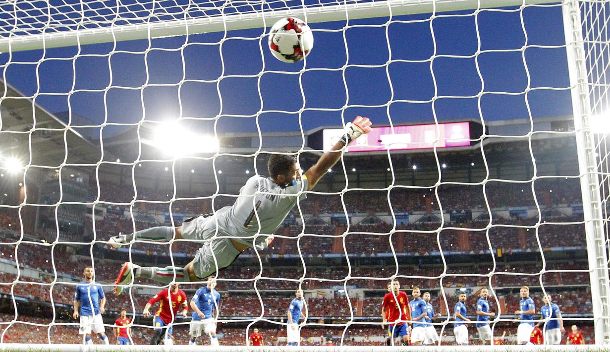 Kiper Italia, Gianluigi Buffon gagal menjangkau bola sepakan pemain Spanyol, Isco yang bersarang ke gawangnya pada laga Grup G Kkualifikasi Piala Dunia 2018 di Santiago Bernabeu stadium, Madrid, (2/9/2017). Spanyol menang 3-0. (AP/Paul White)