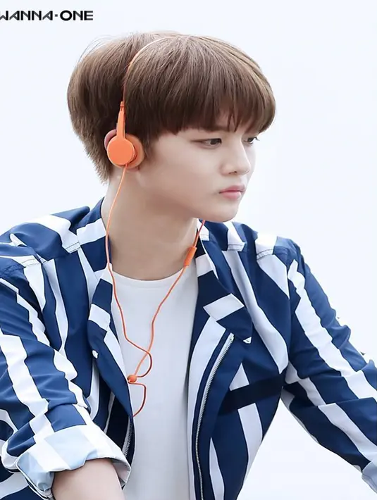 Bae Jinyoung juga pernah menjajal gaya rambut berponi. Tampilannya tentu membuat Wannable, sebuitan fans Wanna One semakin dibuat terpesona oleh laki-laki yang kini berusia  19 tahun.  (Liputan6.com/Instagram/@wannaone.official)