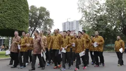 Para skuat dan ofisial Persib Bandung bersiap untuk bertemu Presiden Joko Widodo di Istana Negara, Jakarta, Senin (19/10/2015). (Bola.com/Vitalis Yogi Trisna)