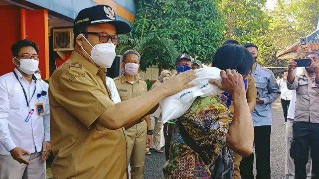 Bupati Banyumas, Achmad Husein melaunching penyaluran beras PPKM di Kantor Perum Bulog Cabang Banyumas, Purwokerto. (Foto: Liputan6.com/Humas Pemkab Banyumas)