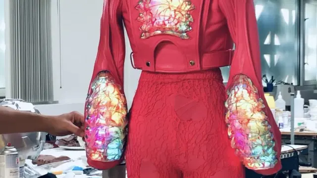 Jaket dikendalikan oleh aplikasi seluler