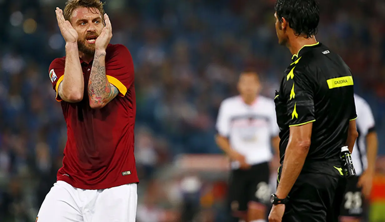 Ekspresi Daniele De Rossi gelandang AS Roma pada Luigi Nasca wasit Serie A di Stadion Olimpico. (Reuters/Tony Gentile)