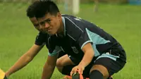 Jefri Kurniawan, Pemain Terbaik Piala Kemerdekaan saat mengikuti sesi latihan di klub Persela Lamongan. (Bola.com/Robby Firly)