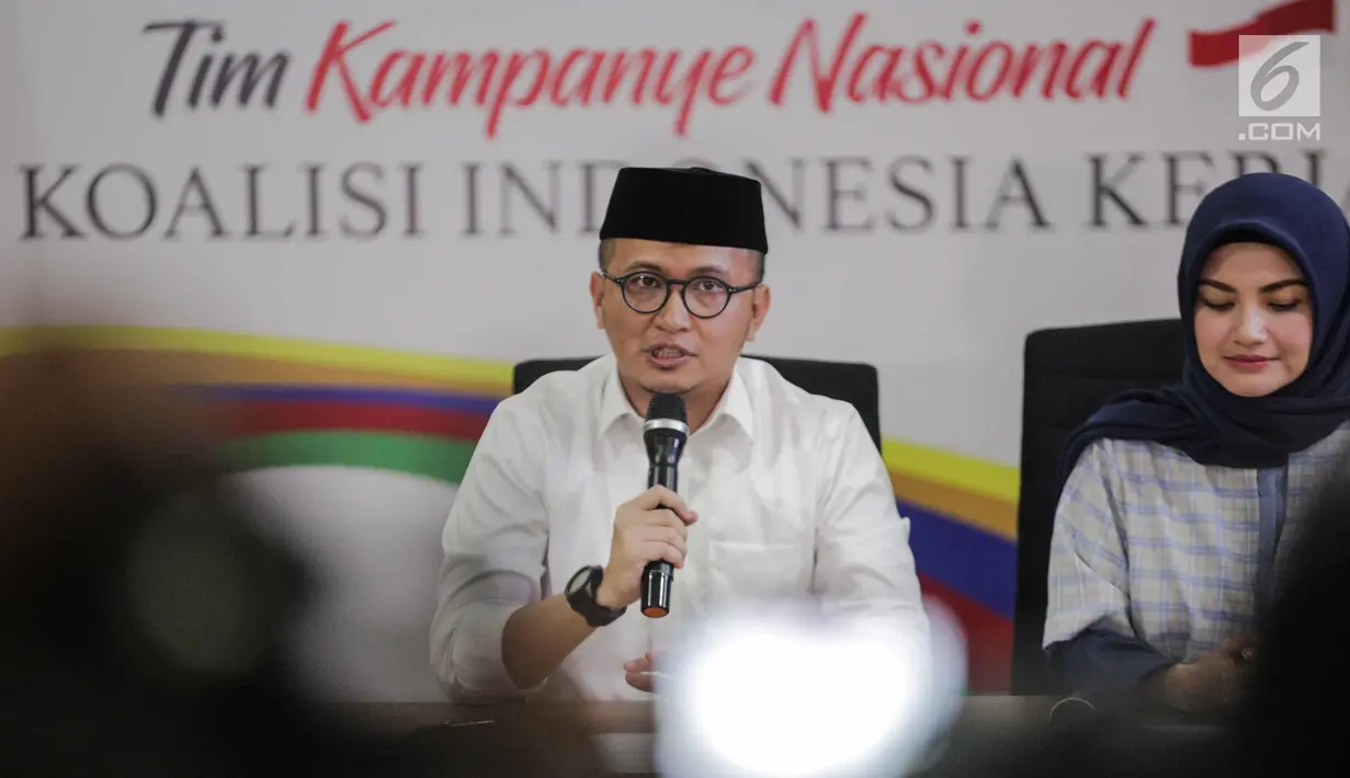 Direktur Konten TKN Jokowi-Ma'ruf Amin, Fiki Satari (kiri) memberikan keterangan terkait OTT KPK terhadap Ketum PPP Romahurmuziy, Jakarta, Jumat (15/3). TKN mendorong agar penegakan hukum atas Romahurmuziy tetap dilakukan. (Liputan6.com/Faizal Fanani)