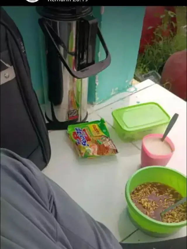 6 Potret Bekal Nasi dan Mie Ini Kocak Banget, Anak Sekolah Pasti Relate