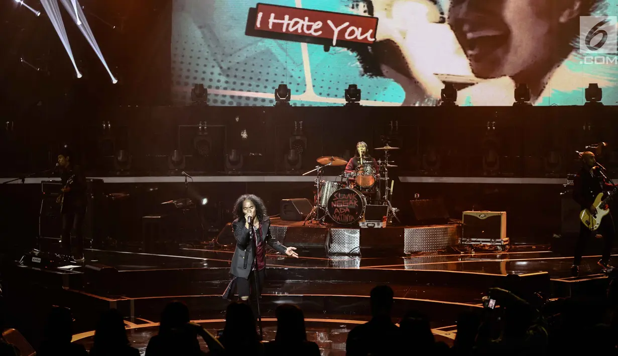 Penampilan grup band Slank dalam konser mereka yang bertajuk ‘Slank in Love’ di Balai Sarbini, Jakarta, Selasa (27/2). Dalam konsernya kali ini, Slank membuka konser lewat lagu hits lenta yang tenar Mars Slankers. (Liputan6.com/Faizal Fanani)