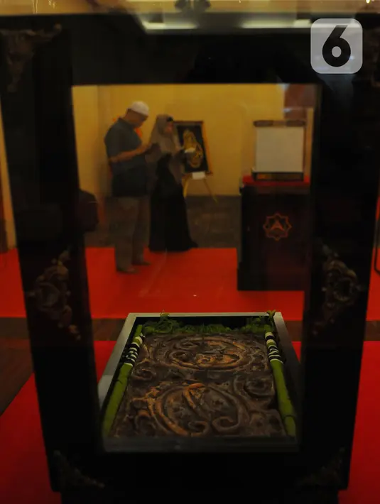 Artefak peninggalan Rasulullah SAW yang dipamerkan di antaranya darah bekam, cawan minum, terompah (alas kaki), wadah air, imamah. (merdeka.com/Imam Buhori)