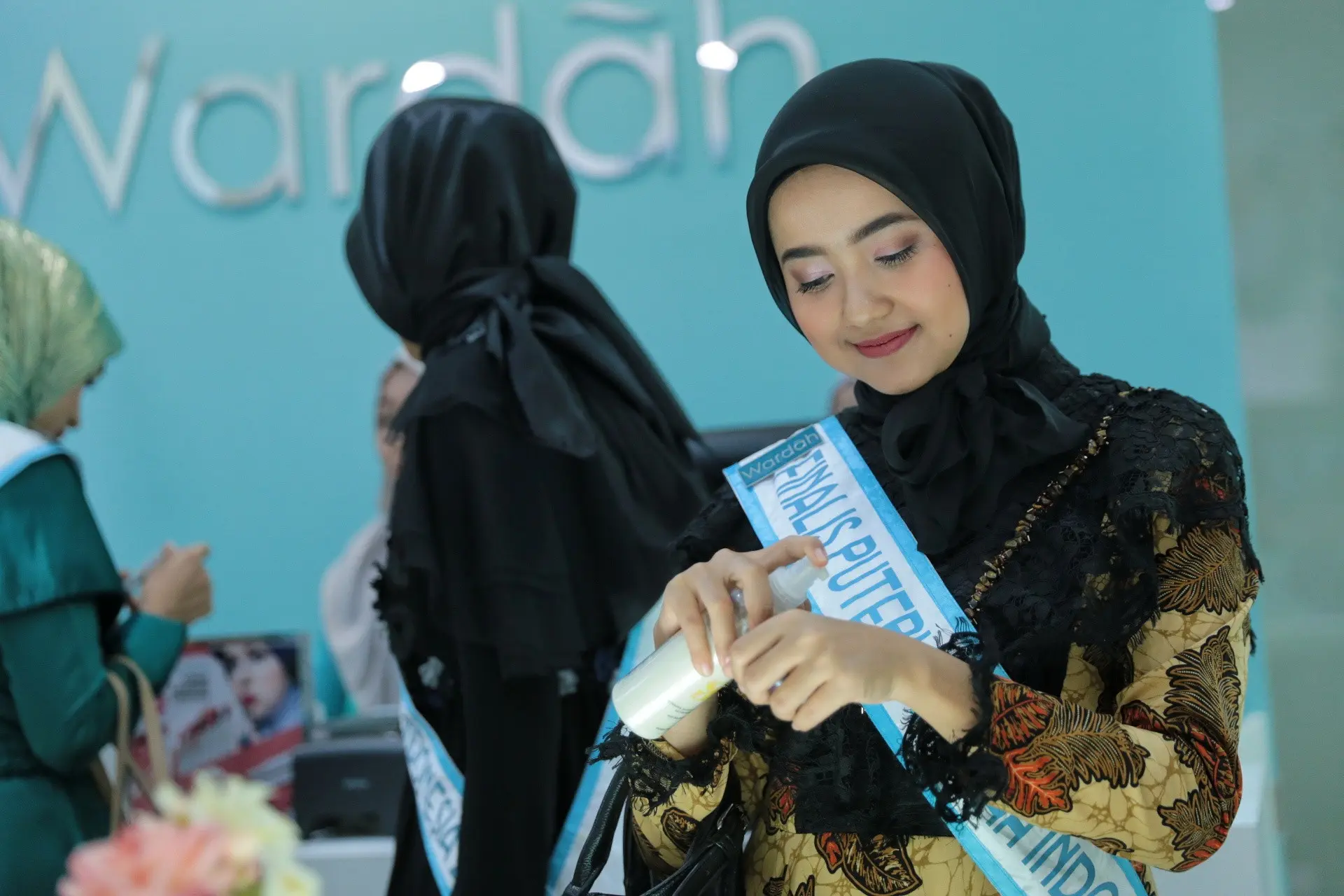 Para finalis Puteri Muslimah Indonesia 2017 mencoba kosmetik dari Wardah yang aman dan tentunya halal. (Adrian Putra/Bintang.com)