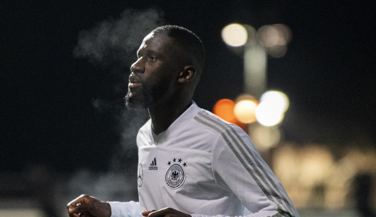 Antonio Rudiger pimpin skuad muda Jerman di lini pertahanan bersama Matt Hummels (AFP/Robert Michael)