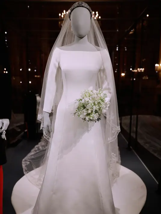 Gaun pernikahan yang dikenakan Meghan Markle ditampilkan pada pameran A Royal Wedding di Kastil Windsor, London, 25 Oktober 2018. Pengunjung dapat melihat sulaman yang rumit pada kerudung yang dikenakan Meghan Markle secara dekat. (AP/Matt Dunham)
