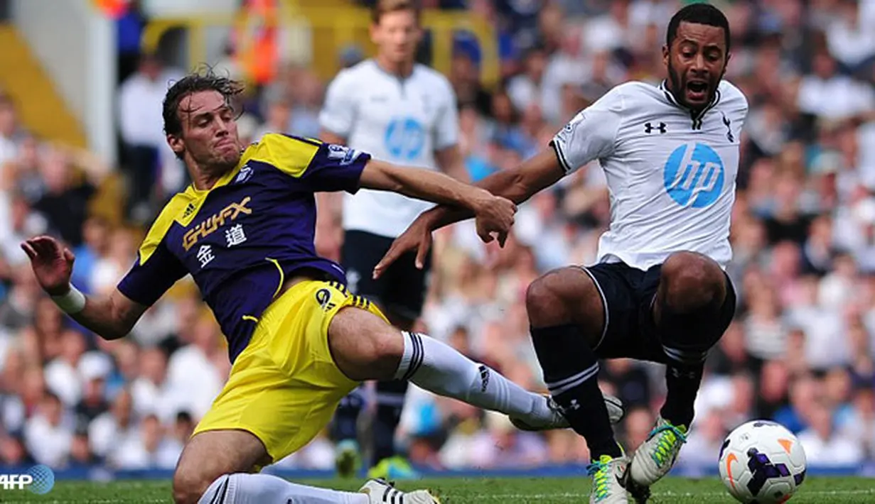 Miguel Michu menjegal Moussa Dembele pada pertandingan Liga Inggris antara Tottenham Hotspur melawan Swansea City di Stadion White Hart Lane, London Minggu 25 Agustus 2013. (AFP/Carl Court)