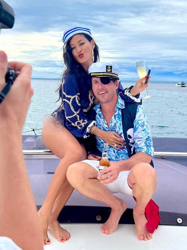 Tampil Pakai Baju Pelaut, Ini 7 Potret Indah Kalalo di Ulang Tahun Suami