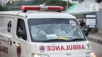 Ambulans membawa pasien COVID-19 ke Rumah Sakit Darurat Wisma Atlet, Kemayoran, Jakarta, Kamis (10/9/2020). Pemerintah menyiapkan 2.700 tempat tidur di RSD Wisma Atlet untuk merawat pasien COVID-19 dengan kondisi sedang dan ringan. (Liputan6.com/Faizal Fanani)