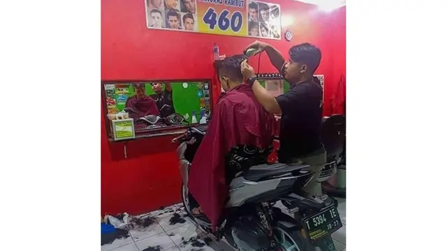 6 Kelakuan Kocak saat Potong Rambut Ini Bikin Geleng Kepala