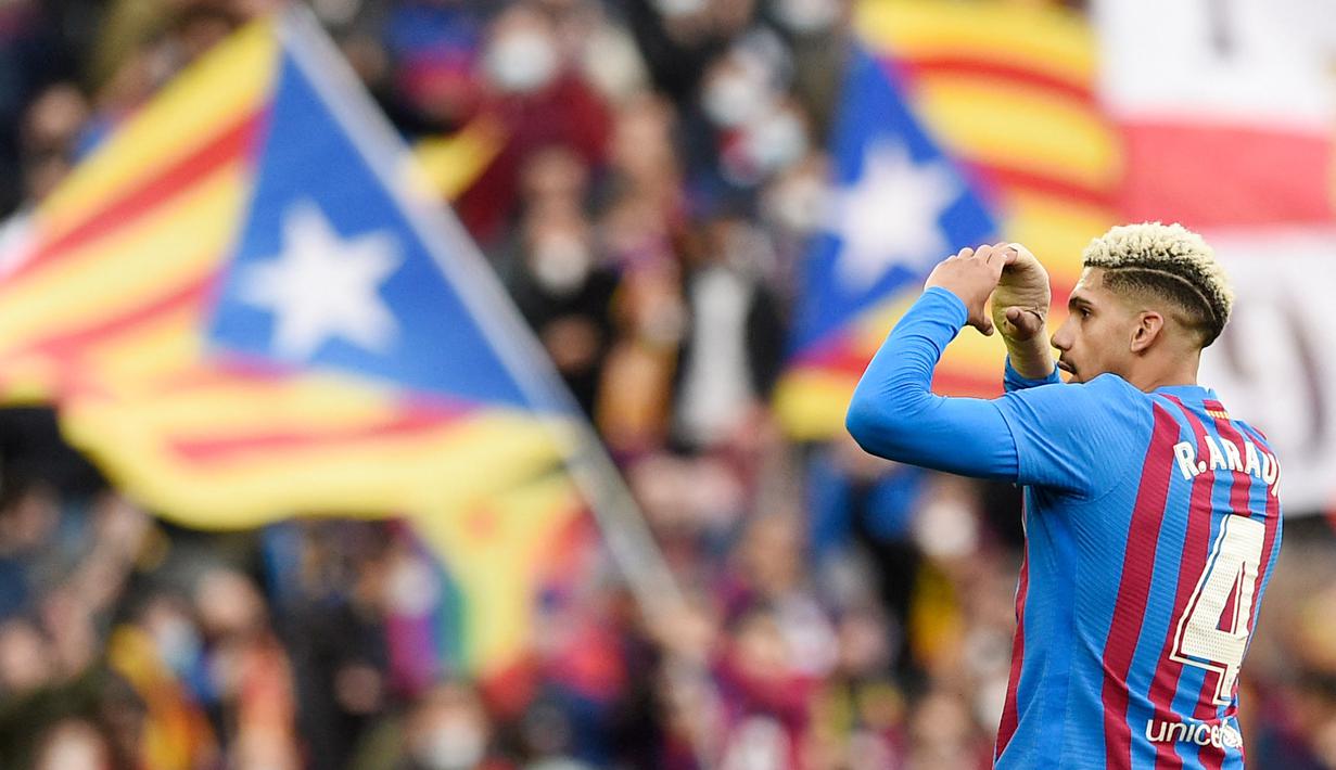 Ronald Araujo merupakan pilihan utama Xavi untuk mengisi lini pertahanan Barcelona. Bek tengah berusia 23 tahun itu juga memiliki banderol mencapai 50 juta euro atau Rp784 miliar. (AFP/Josep Lago)
