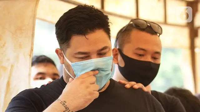 FOTO: Ketegaran Ivan Gunawan Saat Pemakaman Sang Ayah