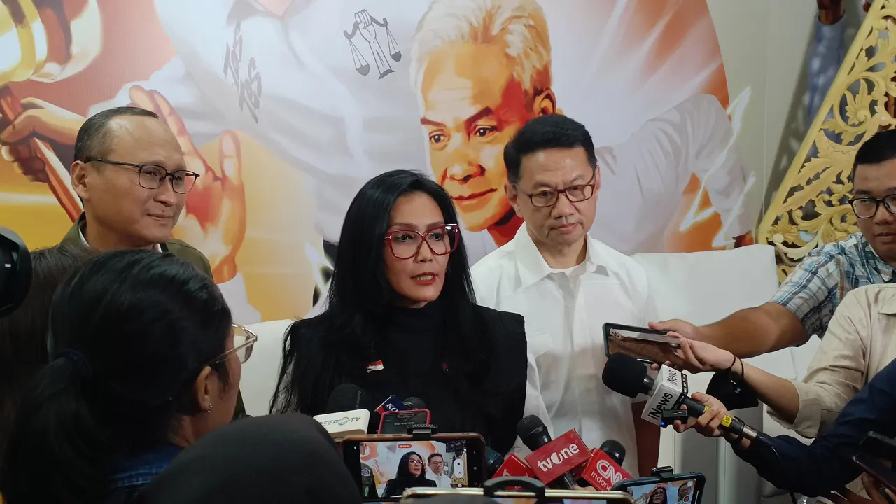 Dewan Pakar Tim Pemenangan Nasional (TPN) Ganjar-Mahfud, Rieke Diah Pitaloka, di Media Center TPN Ganjar-Mahfud, Jalan Cemara, Jakarta, Senin (22/1/2024). (Merdeka.com/Alma Fikhasari)