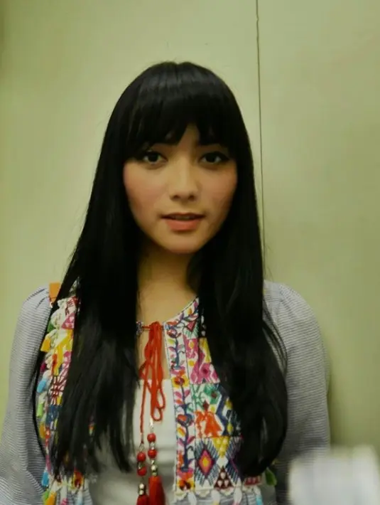 Istri Rezky Aditya saat awal karier sangat memesona dengan poni badai yang jadi ciri khasnya. Kecantikan Ciki saat awal karier ini sukses bikin banyak orang terpesona. Foto lawas Ciki ini pun banjir pujian. (Liputan6.com/IG/citraciki)