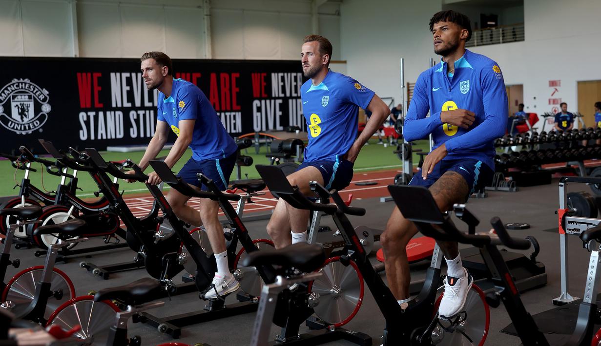 (Dari kiri) Jordan Henderson, Harry Kane dan Tyrone Mings saat menjalani sesi latihan bersama Timnas Inggris di gym pusat latihan Manchester United, Carrington Training Ground, Manchester (17/6/2023) sebagai persiapan menghadapi Makedonia Utara pada laga Grup C Kualifikasi Euro 2024. (FB/England Football Team)