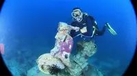 Foto di atas vespa menjadi salah satu spot menarik bagi penyelam di bawah laut Pulau Lahe, Gorontalo. (Liputan6.com/Aldiansyah Mochammad Fachrurrozy)