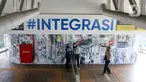 Sejumlah penumpang menunggu kedatangan bus TransJakarta di Halte CSW, Jakarta, Kamis (11/8/2022). Gubernur DKI Jakarta Anies Baswedan menetapkan paket tarif integrasi untuk layanan transportasi umum massal yakni TransJakarta, MRT, dan LRT dengan plafon maksimum satu kali perjalanan sebesar Rp 10 ribu. (Liputan6.com/Herman Zakharia)
