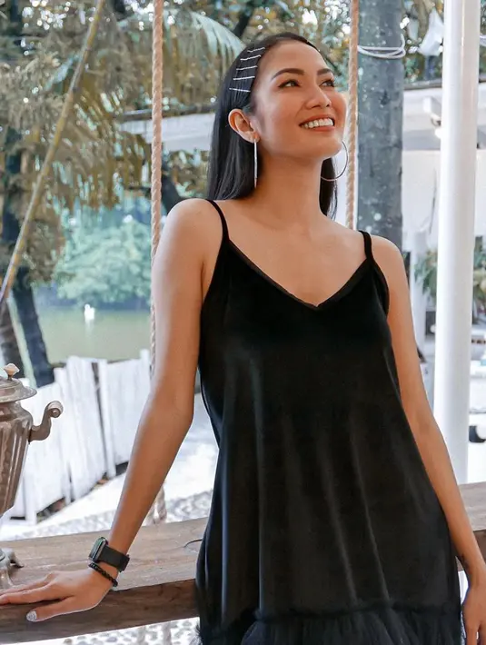 Aulia Sarah tampil feminin mengenakan dress hitam tanpa lengan. Gaya berbusana tersebut semakin elegan dengan anting bulat besar yang mempermanis penampilan. Wanita berdarah Sunda dan Jawa ini juga menambahkan jepit lidi pada rambut indahnya. (Liputan6.com/IG/@owliasarah)