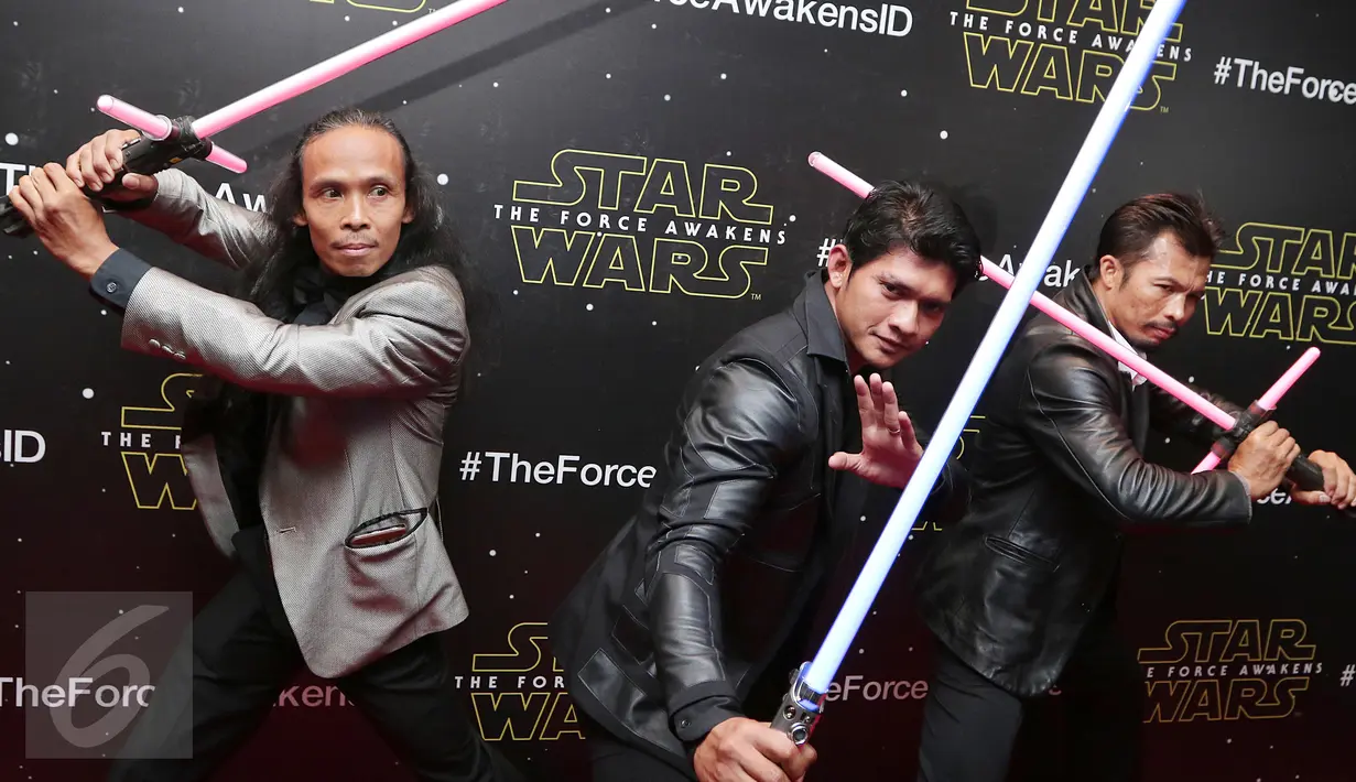 Iko Uwais, Yayan Ruhian dan Cecep Arif Rahman jelang premier film Star Wars The Force Awakens di XXI Senayan City, Jakarta, Selasa (15/12/2015). Tiga aktor Indonesia tersebut ikut memerankan  film seri Star Wars yang ke-7. (Liputan6.com/Angga Yuniar)