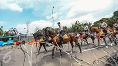  Sejumlah anggota polisi berkuda ikut serta dalam melakukan pengamanan aksi Unjuk Rasa Bela Rakyat 121 dari Badan Eksekutif Mahasiswa Seluruh Indonesia (BEM SI) di depan Istana Merdeka, Jakarta, Kamis (12/1).  (Liputan6.com/Faizal Fanani)