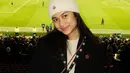 Kunjungi Old Trafford Stadium, Manchester, Azizah tampil stylish bergaya boyish dengan jaket dan beanie hat. [@azizahsalsha_]