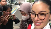 Nikita Mirzani Tiba di PN Jaksel untuk Jalani Sidang Kasus Pemerasan, Lolly Beri Dukungan