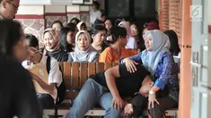 Orangtua murid menunggu antrean pengambilan nomor token PPDB DKI Jalur Zonasi di SMA Negeri 21, Jakarta, Senin (24/6/2019). Pendaftaran PPDB DKI Jakarta Jalur Zonasi SMP-SMA dibuka pada 24-26 Juni 2019 mulai pukul 08.00-16.00 WIB. (merdeka.com/Iqbal Nugroho)