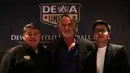 <p>Pelatih baru Dewa United FC Jan Olde Riekerink (tengah), CEO Dewa United FC Ardian Satya Negara (kiri), dan Manajer Dewa United FC Randy Julio berpose di depan fotografer saat konferensi pers pengenalan pelatih baru Dewa United FC untuk BRI Liga 1 2022/2023 yang berlangsung di Hotel Episode, Gading Serpong, Tangerang, Selasa (10/1/2023). (Bola.com/Bagaskara Lazuardi)</p>