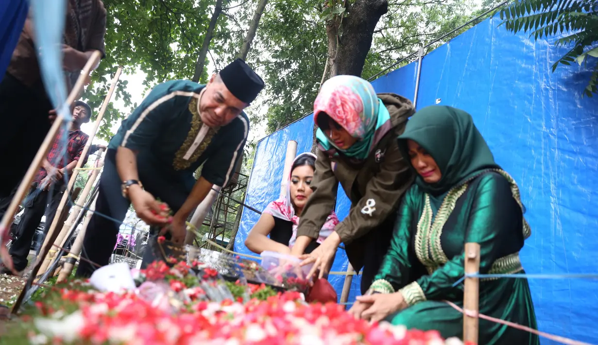 "Mama apalagi, hampir setiap hari dia ke kuburan. Kalau ditanya mama ngapain ke kuburan, pokoknya mama mau ke kuburan," kata Nia Anggia di kediamannya, kawasan Raffles Hills, Cibubur, Minggu (17/9). (Nurwahyunan/Bintang.com)