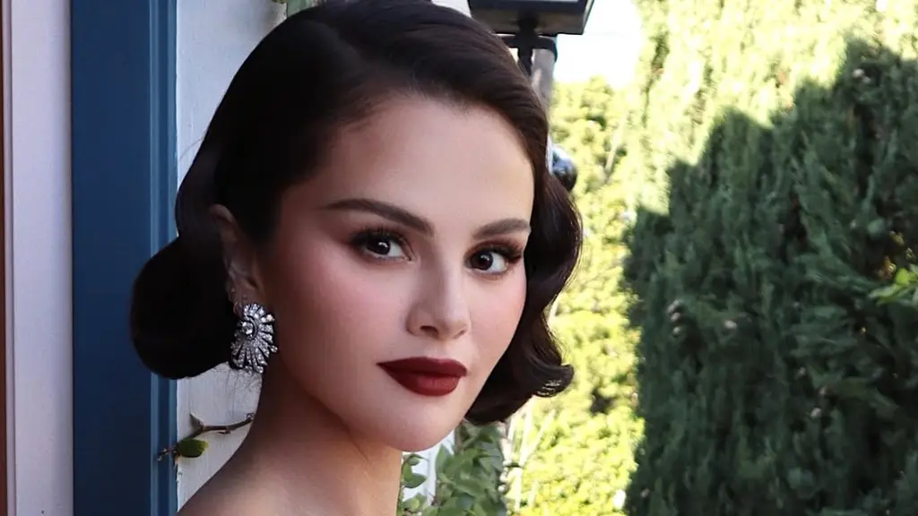 Riasan klasik nan elegan tersebut terasa begitu personal karena didominasi produk dari brand kecantikannya sendiri, Rare Beauty. [@hungvanngo].