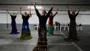 Tidak terkecuali, sekelompok siswa flamenco terpaksa menghentikan aktivitas latihan mereka di studio dan mencari perlindungan di salah satu garasi parkir bawah tanah. Tampak dalam foto, sekelompok siswa flamenco menari di garasi parkir bawah tanah setelah kelas studio mereka terganggu oleh sirene serangan udara yang memperingatkan datangnya rudal dari Iran, di Tel Aviv, Israel, Senin 30 Maret 2026. (AP Photo/Ohad Zwigenberg)