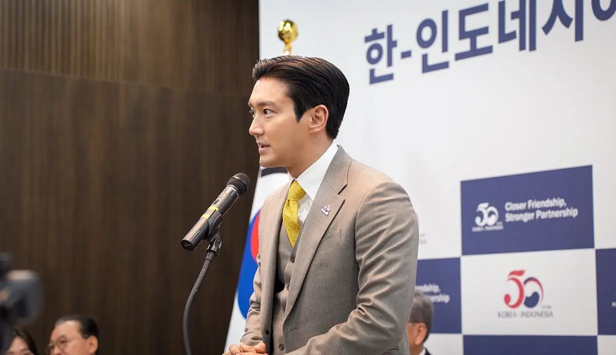 Dalam momen tersebut, Siwon juga tak lupa turut memberikan sambutan. Tampil dalam balutan jas lengkap dengan dasi, penampilan member Super Junior ini banjir pujian. (Liputan6.com/IG/@siwonchoi)