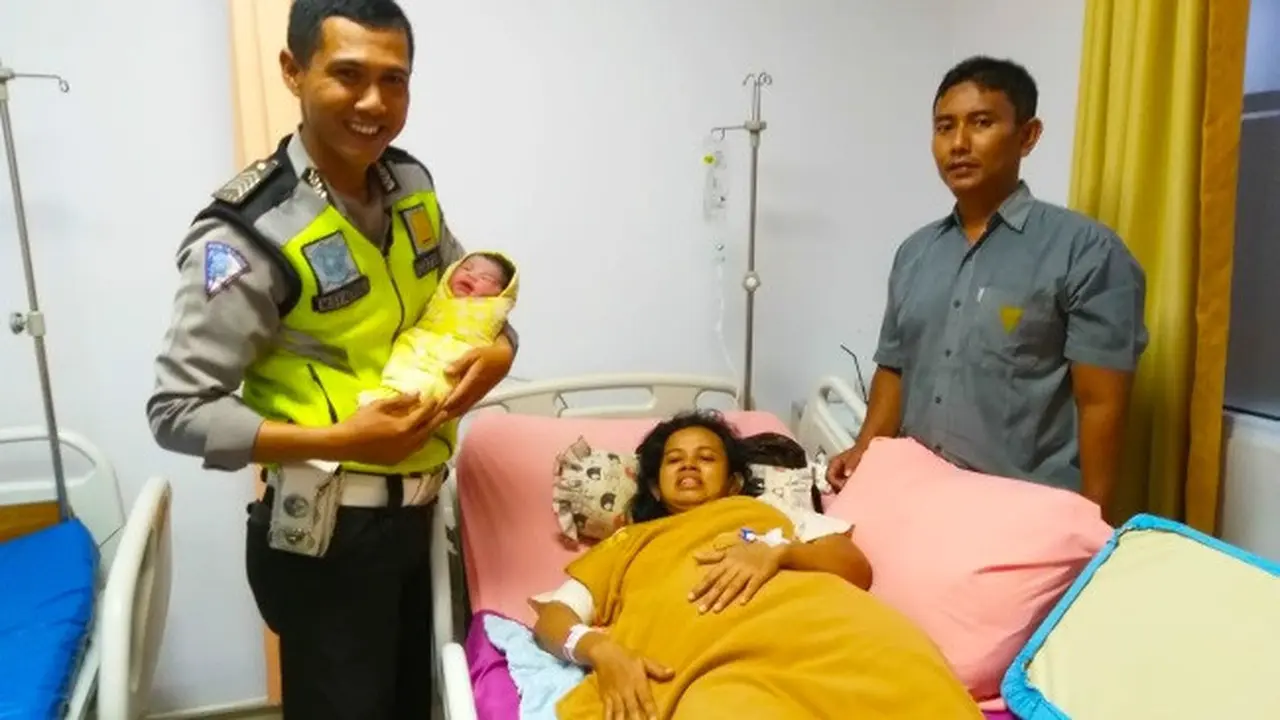 Ibu hamil terjebak macet akhirnya bisa melahirkan setelah mobilnya dibantu polisi keluar dari kemacetan jalan raya.