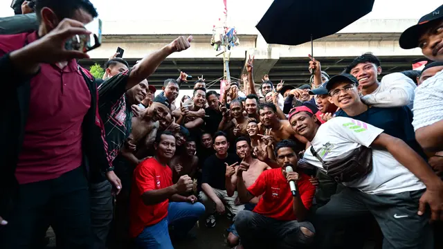 Wakil Presiden (Wapres) Gibran Rakabuming Raka menyambangi langsung perayaan HUT ke-80 RI oleh warga di RW 04, Cipinang Melayu, Makasar, Jakarta Timur (Jaktim) pada Sabtu (16/08/2025).