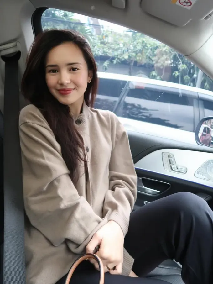 Gaya makeup dan fashion ala Beby Tsabina (Instagram/@bebytsabina)