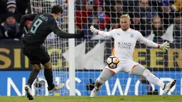 Striker Chelsea, Alvaro Morata, mencetak gol ke gawang Leicester City pada laga perempat final Piala FA di Stadion King Power, Minggu (18/3/2018). Leicester City takluk 1-2 dari Chelsea. (AP/Frank Augstein)