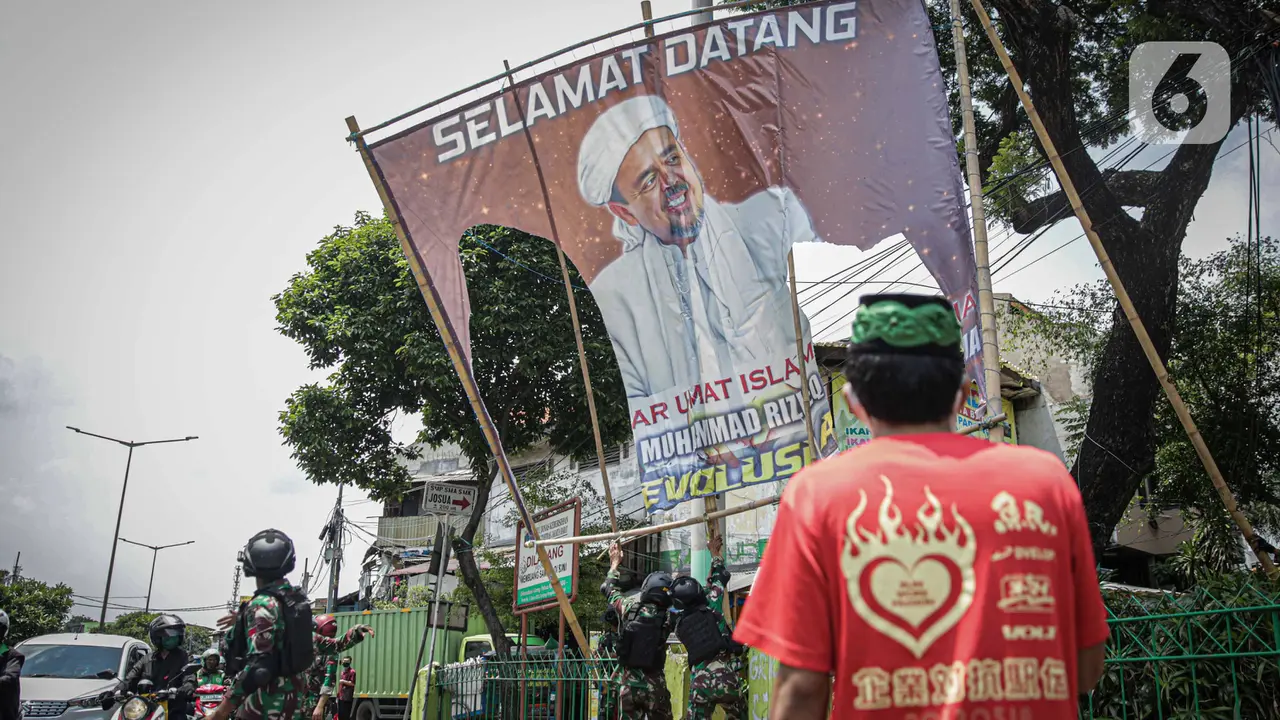 FOTO: TNI Copot Paksa Baliho Rizieq Shihab di Petamburan