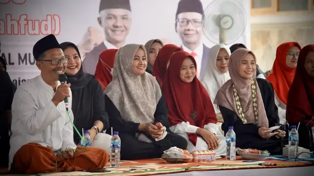Istri capres nomor urut 3 Ganjar Pranowo, Siti Atikoh Supriyanti.