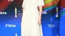 <p>Jung Ho Yeon juga turut menghadiri Baeksang Arts Awards. Bintang Squid Game ini tampil chic mengenakan ivory midi dress dari Louis Vuitton Spring 2020 Collection. Tampilannya terlihat semakin stand out dengan sepatu boots merah bata. (Instagram/junszz).</p>
