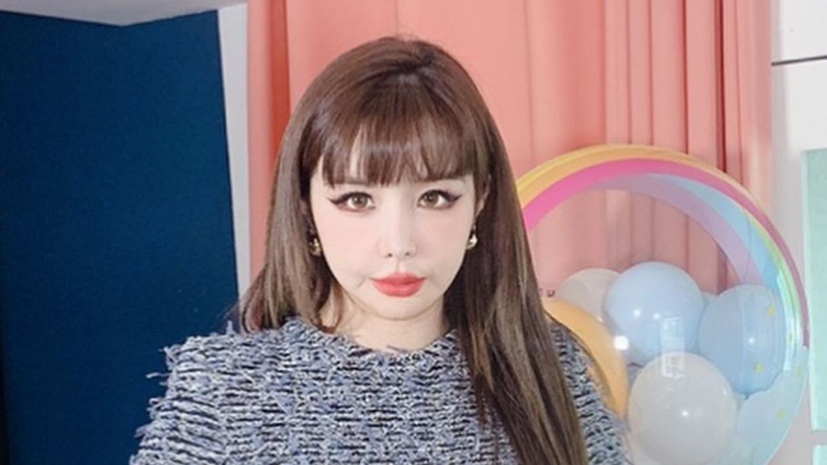 Park Bom Kembali Hiatus karena Faktor Kesehatan
