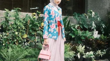 Ansellma Putri, alumnus SMA Taruna Bakti Bandung yang baru lulus 2020 ini penampilannya selalu curi perhatian. Seperti saat ia tampil memesona dengan memakai hijab dan berkebaya. Dengan kebaya, penampilan Ansellma Putri semakin memesona para penggemarnya. (Liputan6.com/IG/@ansellmaputri)