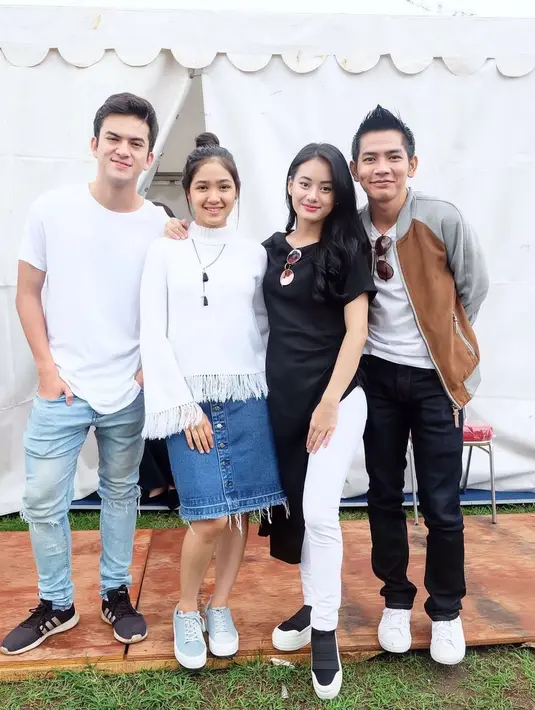 Blouse turtle neck lengan panjang yang bermodel rumbai-rumbai di bagian bawahnya ini cocok banget dikenakan oleh Cut Syifa. Terlebih ia memadukannya dengan denim skirtnya. (Instagram/cutsyifaa)