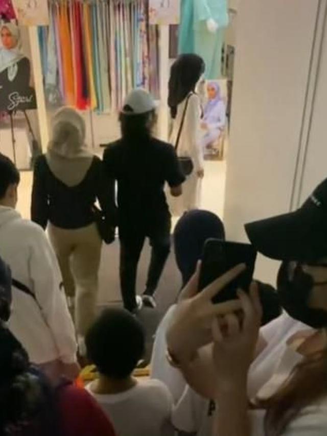 Rame Banget, Pria Ini Ajak 4 Istri dan 13 Anaknya Beli Baju Lebaran di Mal